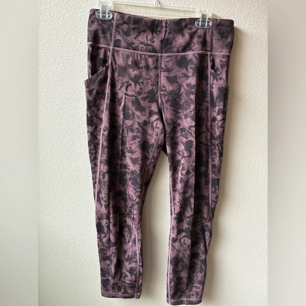 Lululemon Time To Sweat Crop in Mini Dusk Floral Antique Bark Black (Size:10)